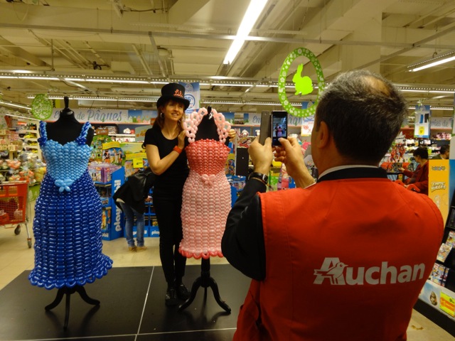 magasins boutiques centre commerciaux : robe en ballon magasin auchan.jpg